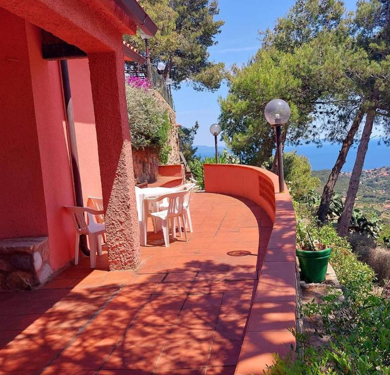 a patio with a table and chairs on a house at Appartamento Bluette in Rio nellʼElba