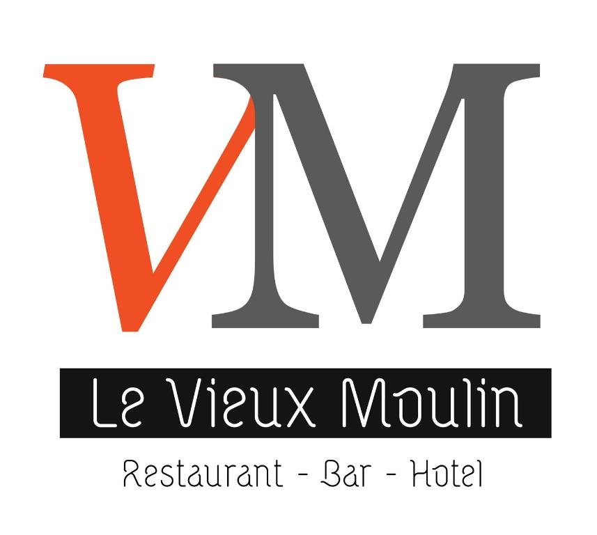 ein Logo für das Restaurant-Bar-Hotel mit Bergblick in der Unterkunft Le Vieux Moulin in Hédé