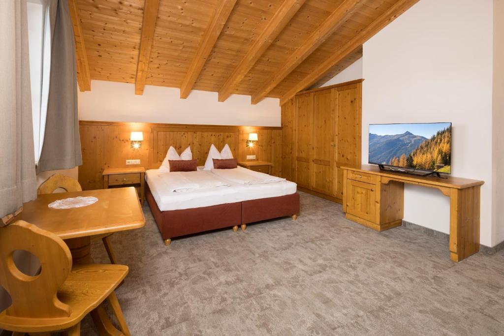 Postel nebo postele na pokoji v ubytování Gasthaus Jakober