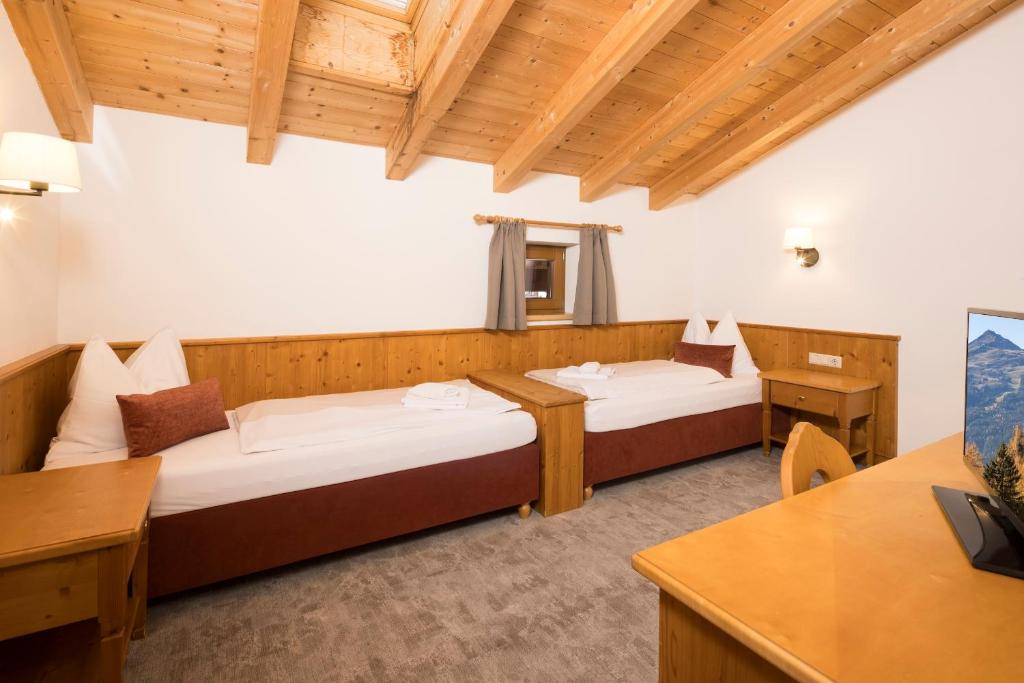Postel nebo postele na pokoji v ubytování Gasthaus Jakober