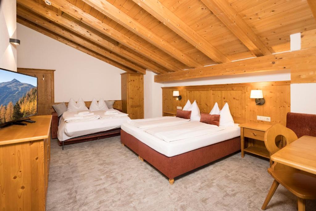Postel nebo postele na pokoji v ubytování Gasthaus Jakober