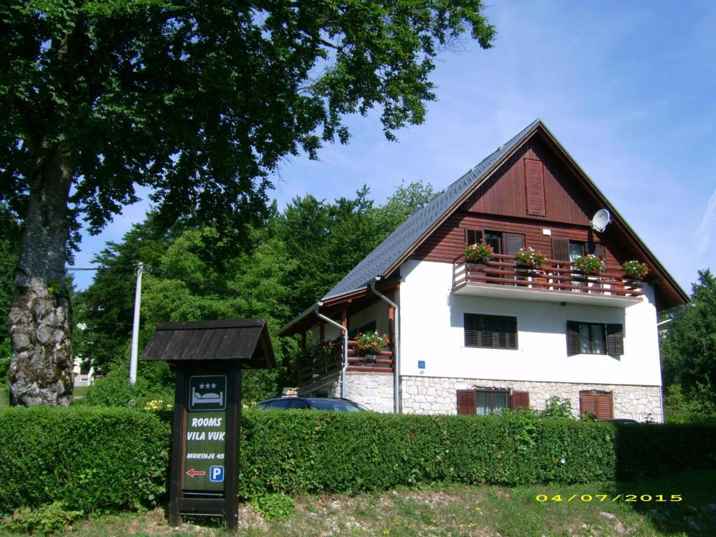 un bâtiment avec un panneau devant lui dans l'établissement Vila Vuk, aux lacs de Plitvice