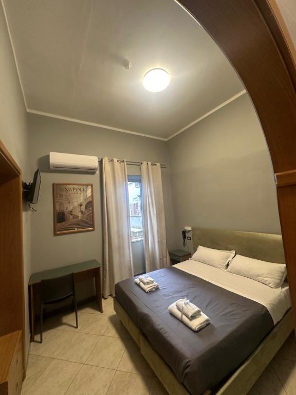 Postel nebo postele na pokoji v ubytování Smart Station Hotel