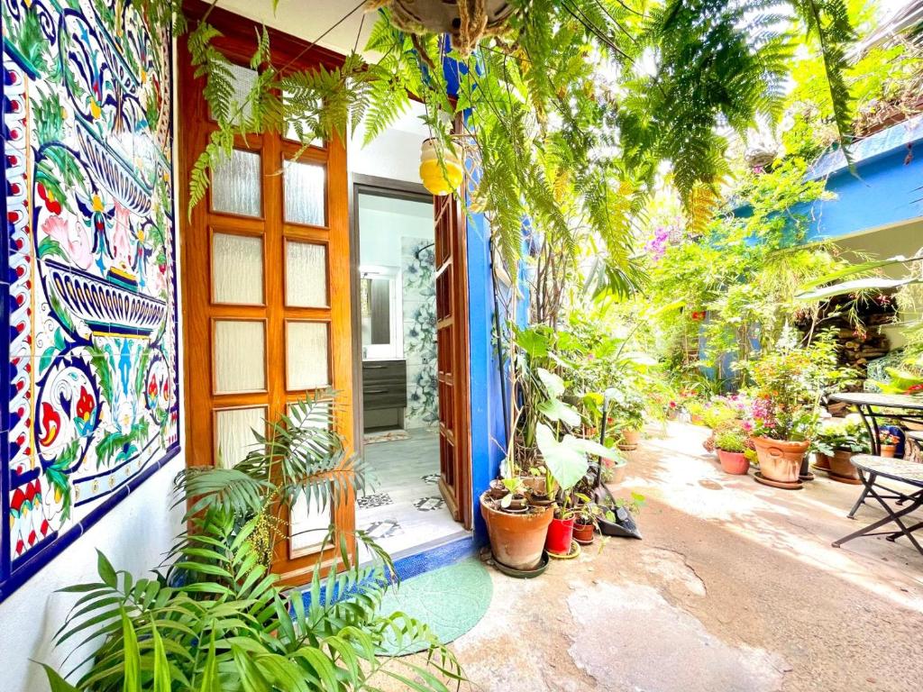 une maison avec une peinture sur son côté avec des plantes dans l'établissement La Corte Azzurra Room, à Bari Sardo