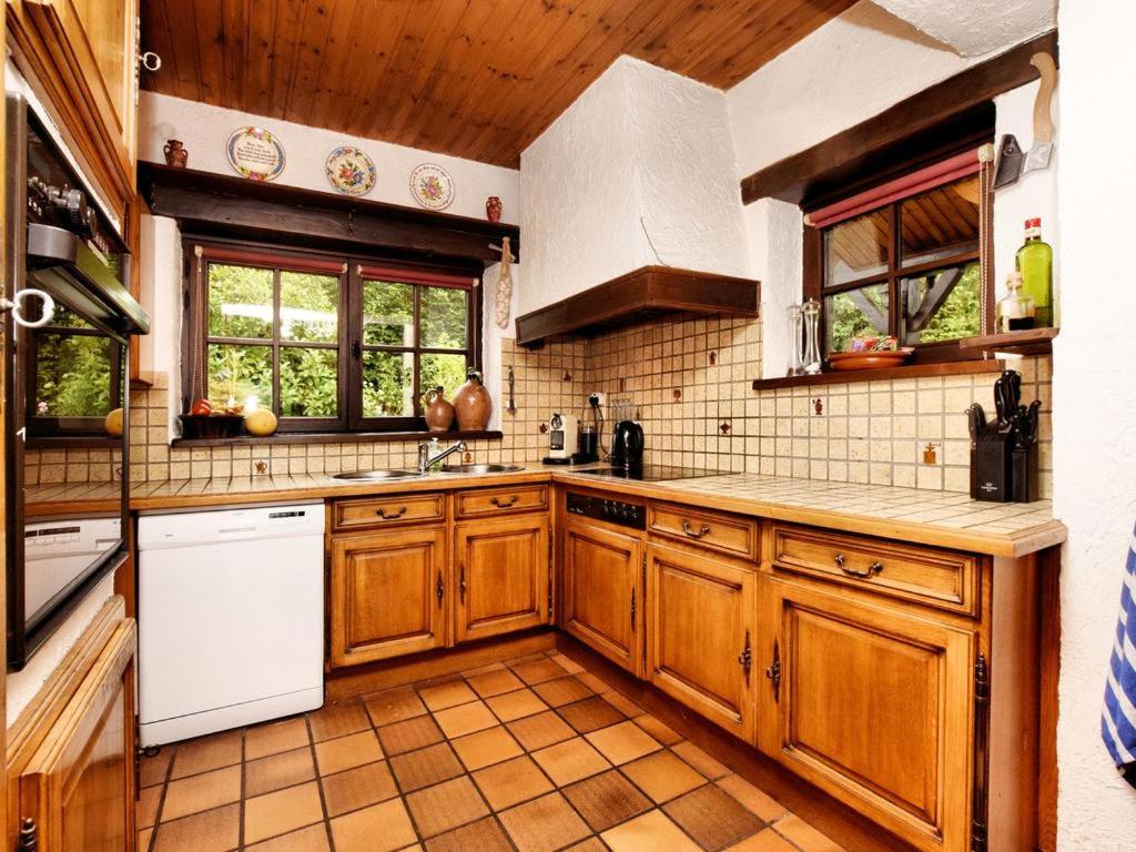 Kuchyň nebo kuchyňský kout v ubytování Villa met zwembad rust en ruimte