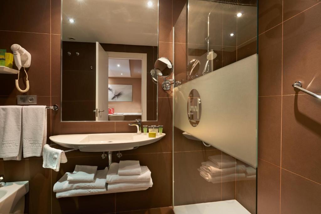 A bathroom at Silken Monumental Naranco
