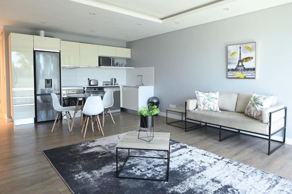 Кухня или мини-кухня в Modern One Bedroom In The Warwick
