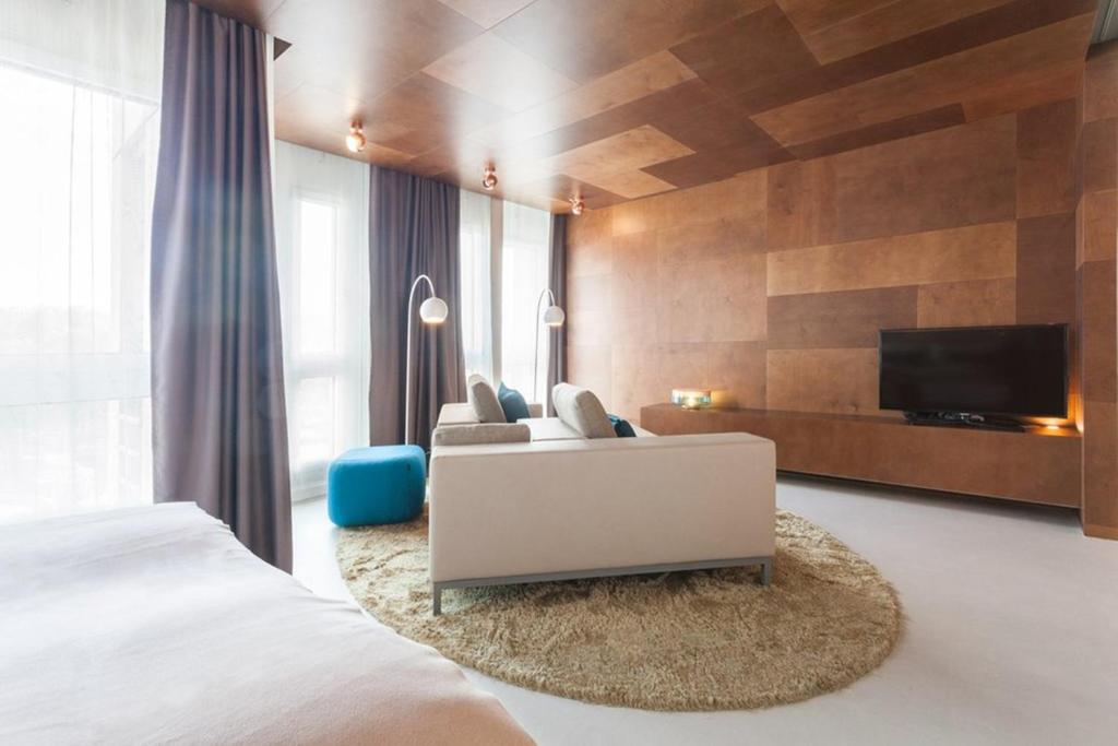 TV a/nebo společenská místnost v ubytování EMA House Hotel Suites