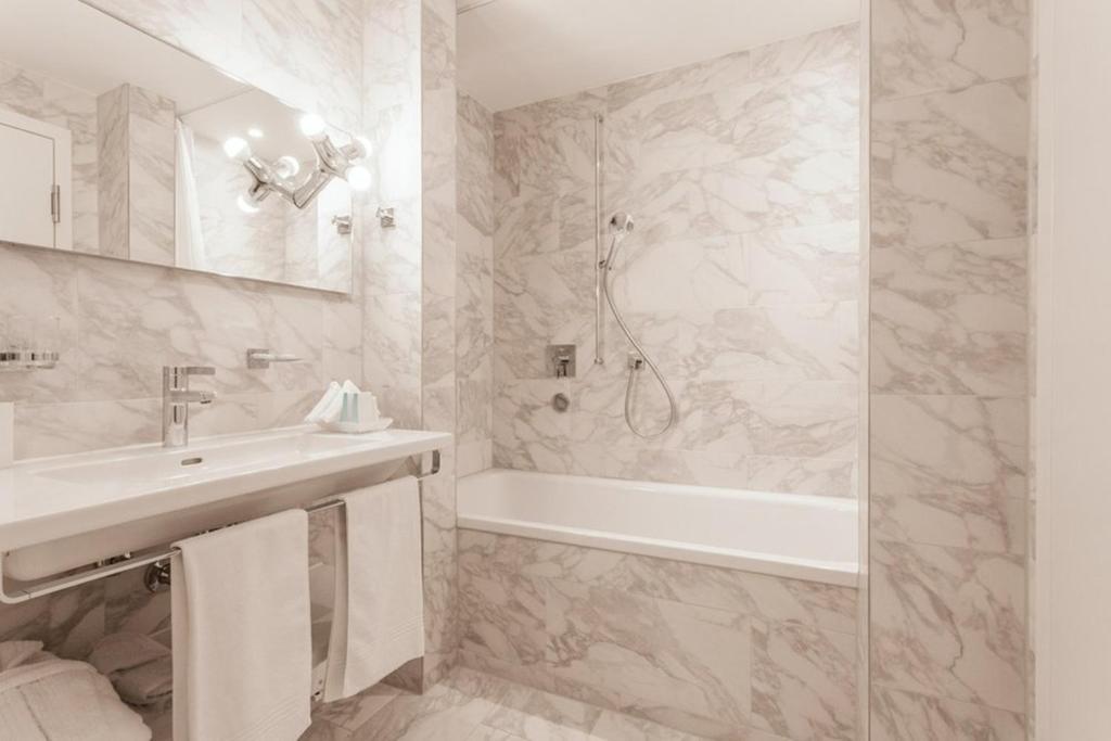 Koupelna v ubytování EMA House Hotel Suites
