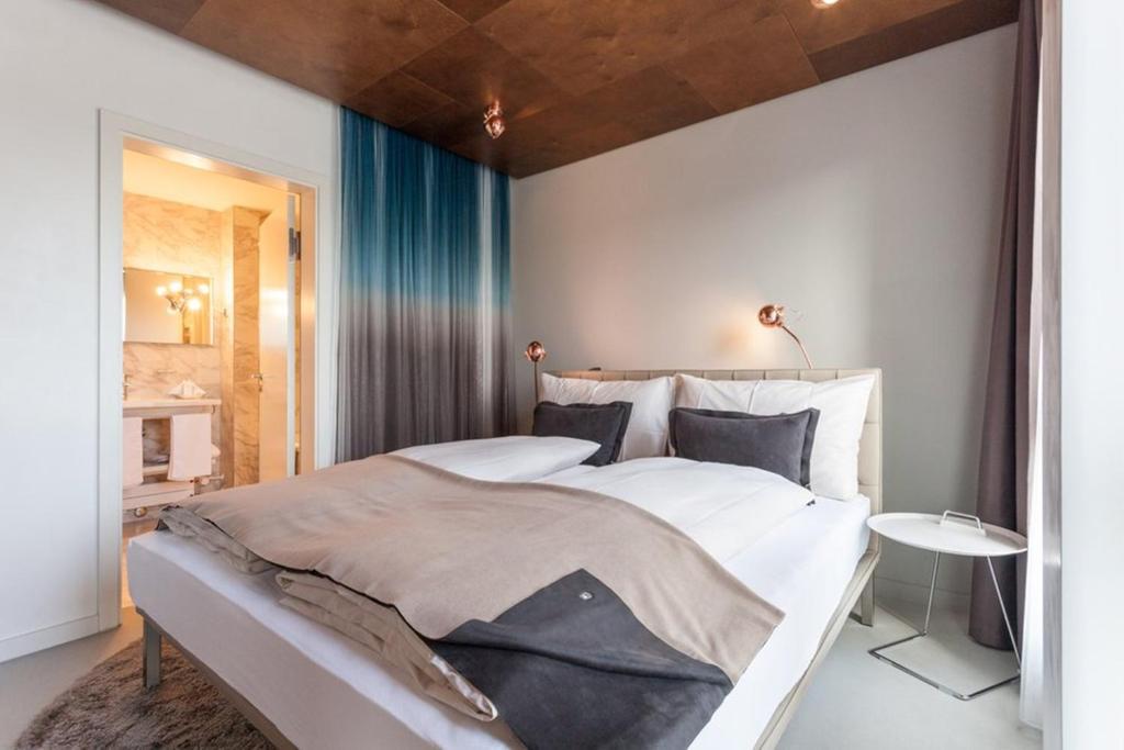 Postel nebo postele na pokoji v ubytování EMA House Hotel Suites