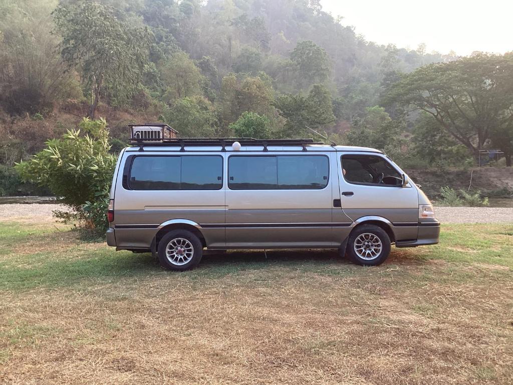 Ban Ton KhamにあるCamper van thank you1の棚台付き野原車
