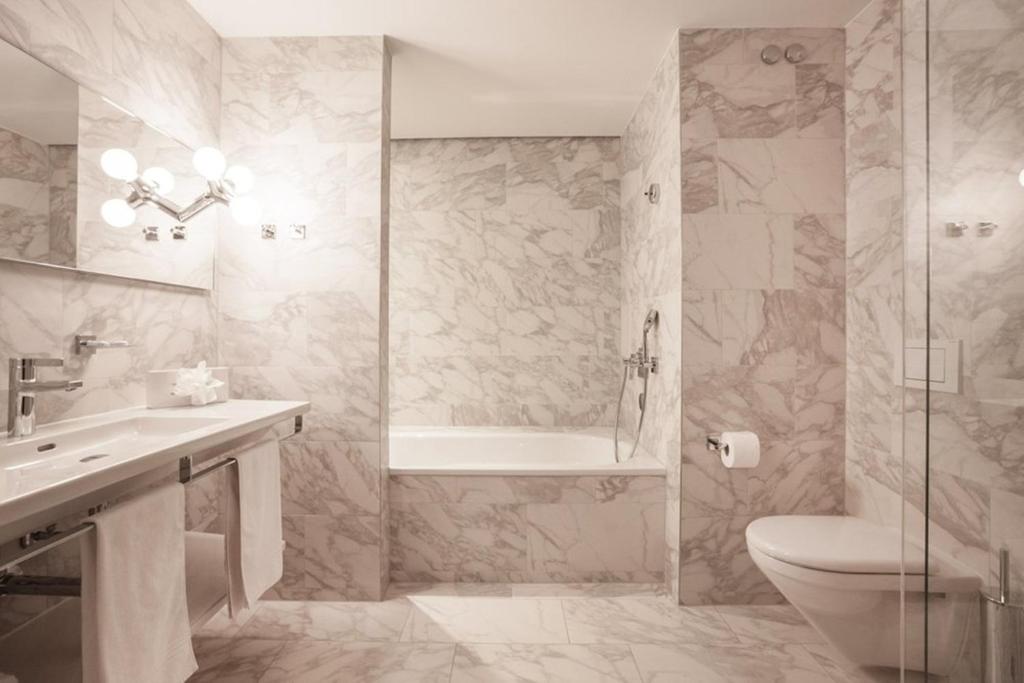 Koupelna v ubytování EMA House Hotel Suites