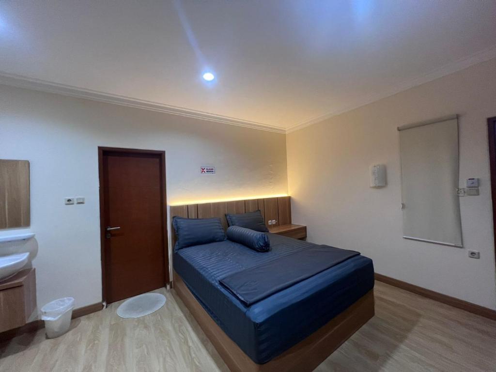 Postel nebo postele na pokoji v ubytování wisma delapan Mitra RedDoorz