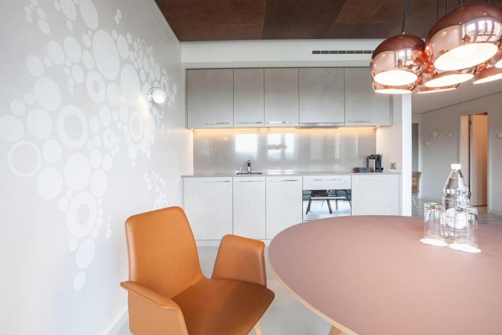 Kuchyň nebo kuchyňský kout v ubytování EMA House Hotel Suites