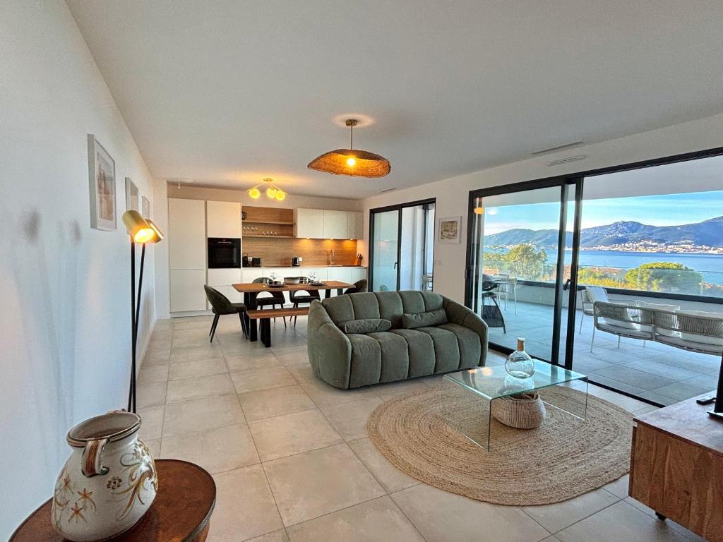 un salon avec un canapé et une table dans l'établissement Appartement vue mer Royal Palm Porticcio, à Porticcio