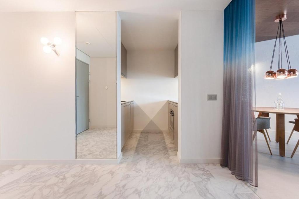 Postel nebo postele na pokoji v ubytování EMA House Hotel Suites