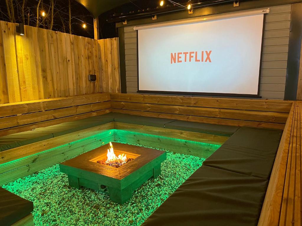 TV a/nebo společenská místnost v ubytování Orchard Hideaways