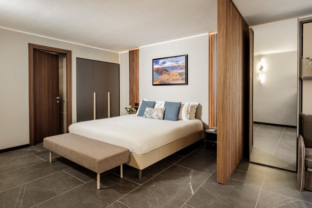 Postel nebo postele na pokoji v ubytování Isabella Suites
