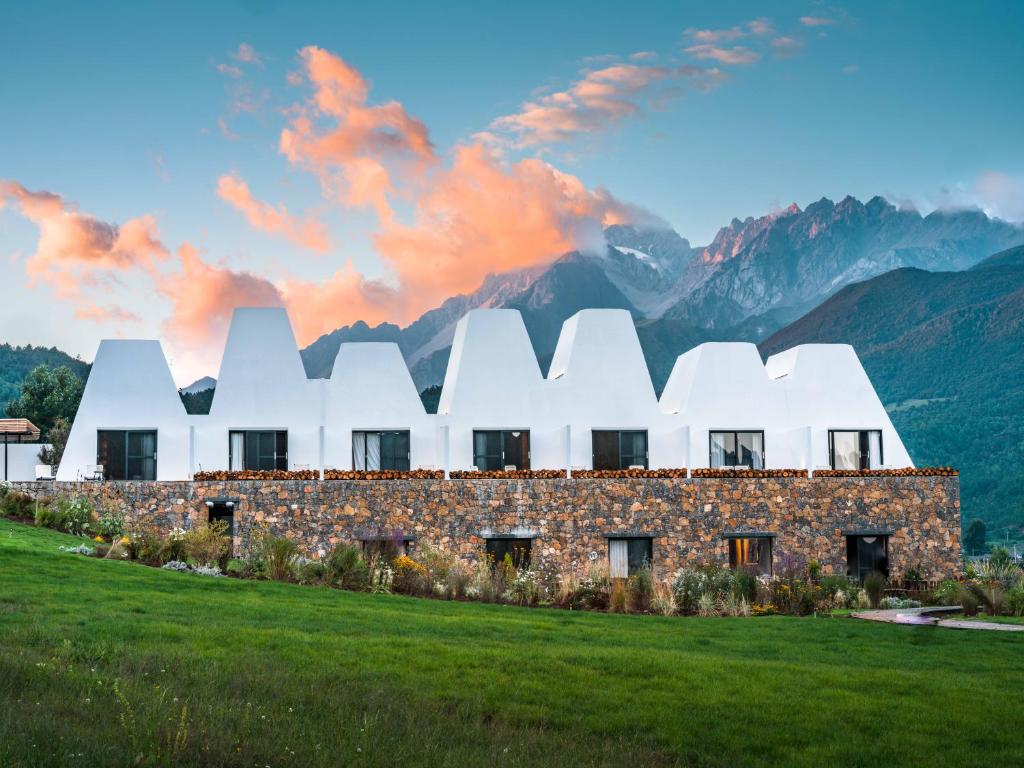 Gallery image of Ritzman Suye Snow Mountain Wild Luxury Hotel in Baisha