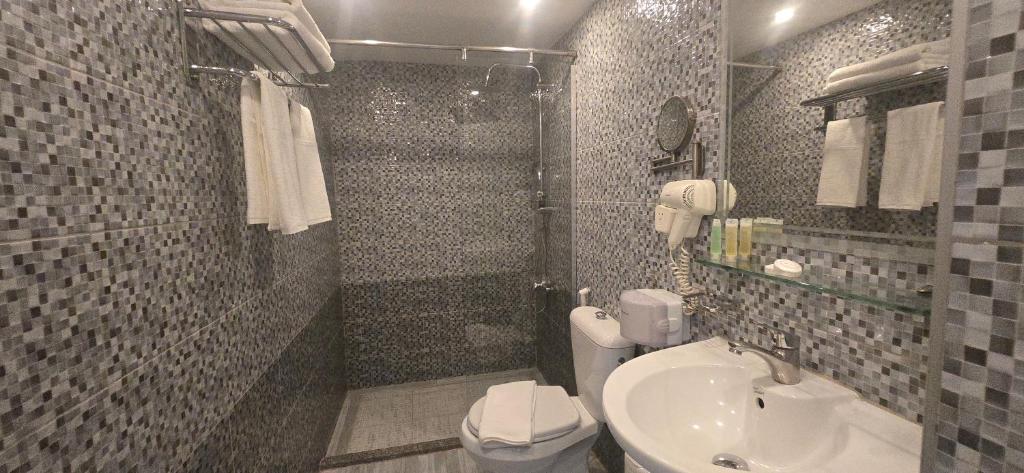 Koupelna v ubytování La Maison Hotel