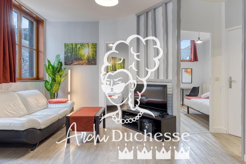 un salon avec un canapé et une télévision dans l'établissement Bezuel votre F3 avec parking en centre ville, à Rouen