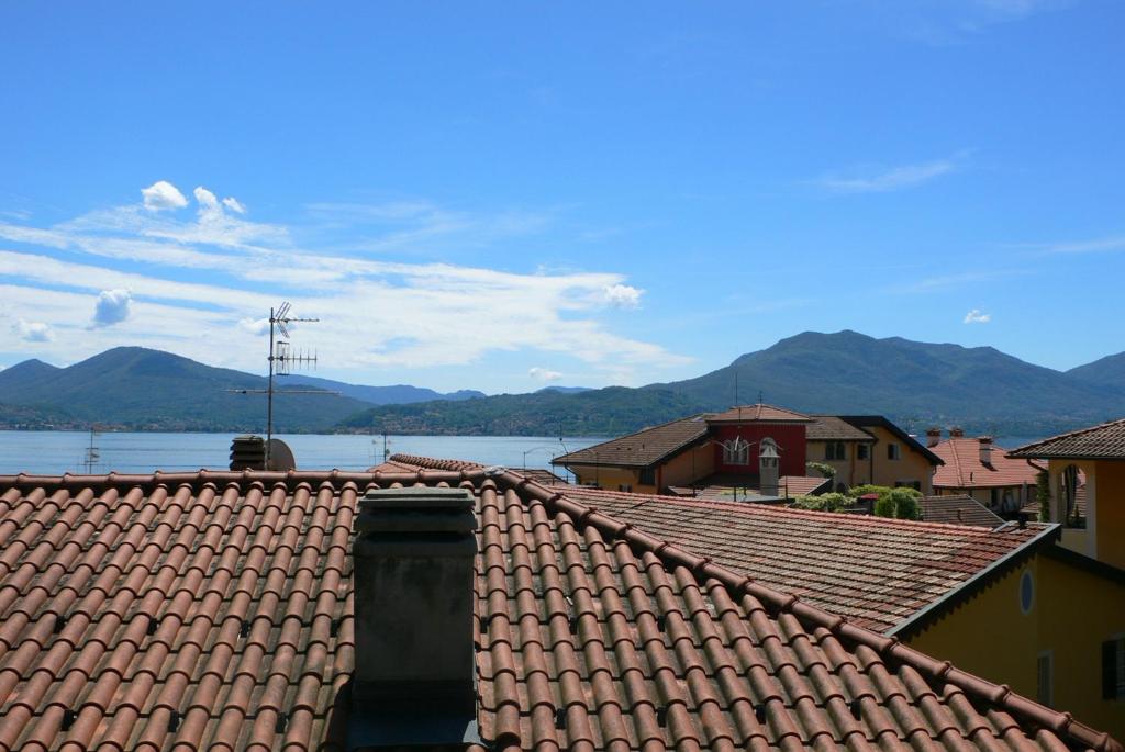 widok na wodę z dachów budynków w obiekcie Appartamento Elegante w mieście Cannero Riviera