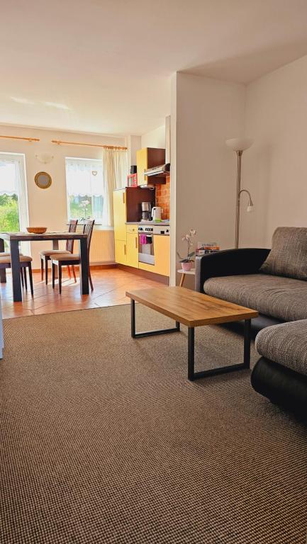 Posezení v ubytování FeWo 2 im Ferienhaus Lohme-Hagen im Nationalpark