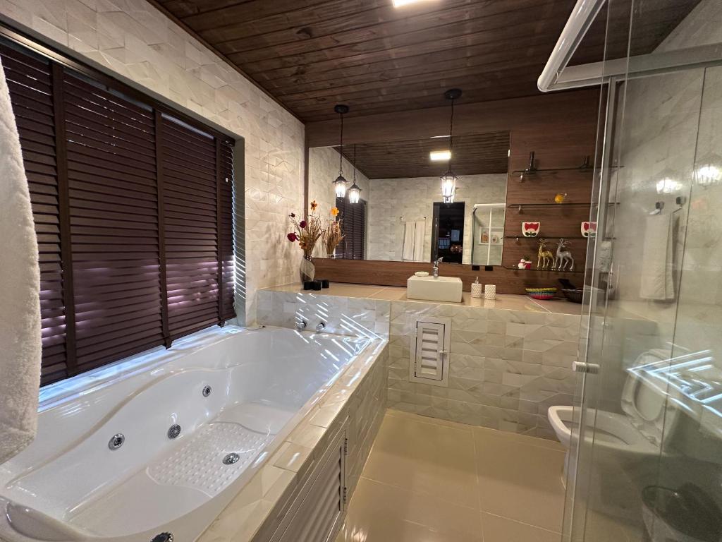 Koupelna v ubytování Arthi - LINDO LOFT RECANTO DOS PASSARINHOS com HIDROMASSAGEM!