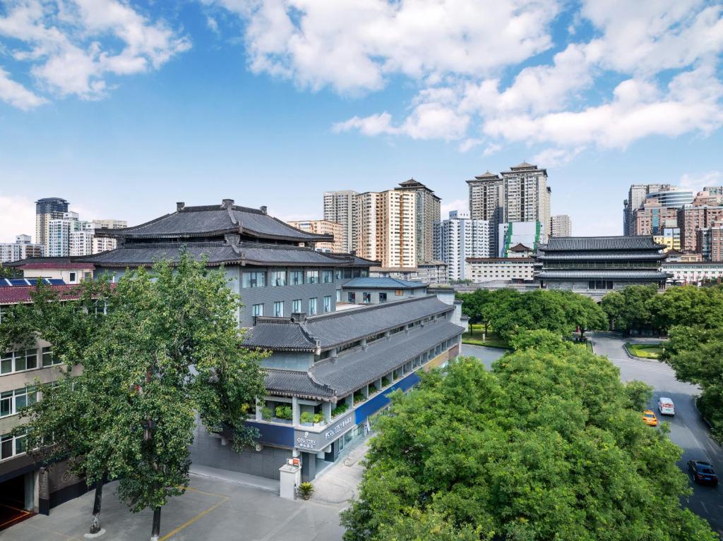 vistas a una ciudad con edificios y árboles en Country Inn&Suites By Radisson, Xi'an Bell and Drum Tower Flagship, en Xi'an