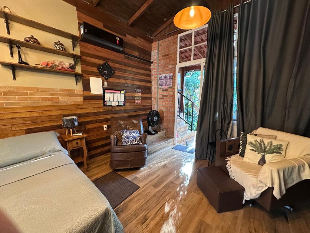 Posezení v ubytování Arthi - LINDO LOFT RECANTO DOS PASSARINHOS com HIDROMASSAGEM!