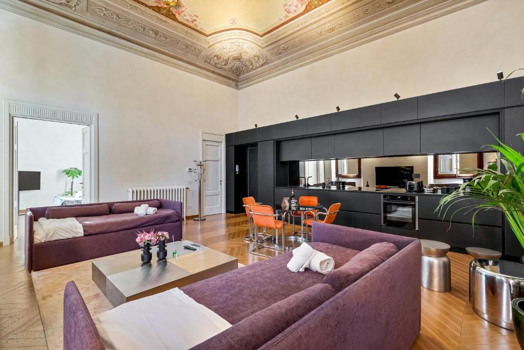 Via Venezia 10 - Renaissance - Historic Charm with Frescoes and Private Courtyard Parking in Florence Heart
