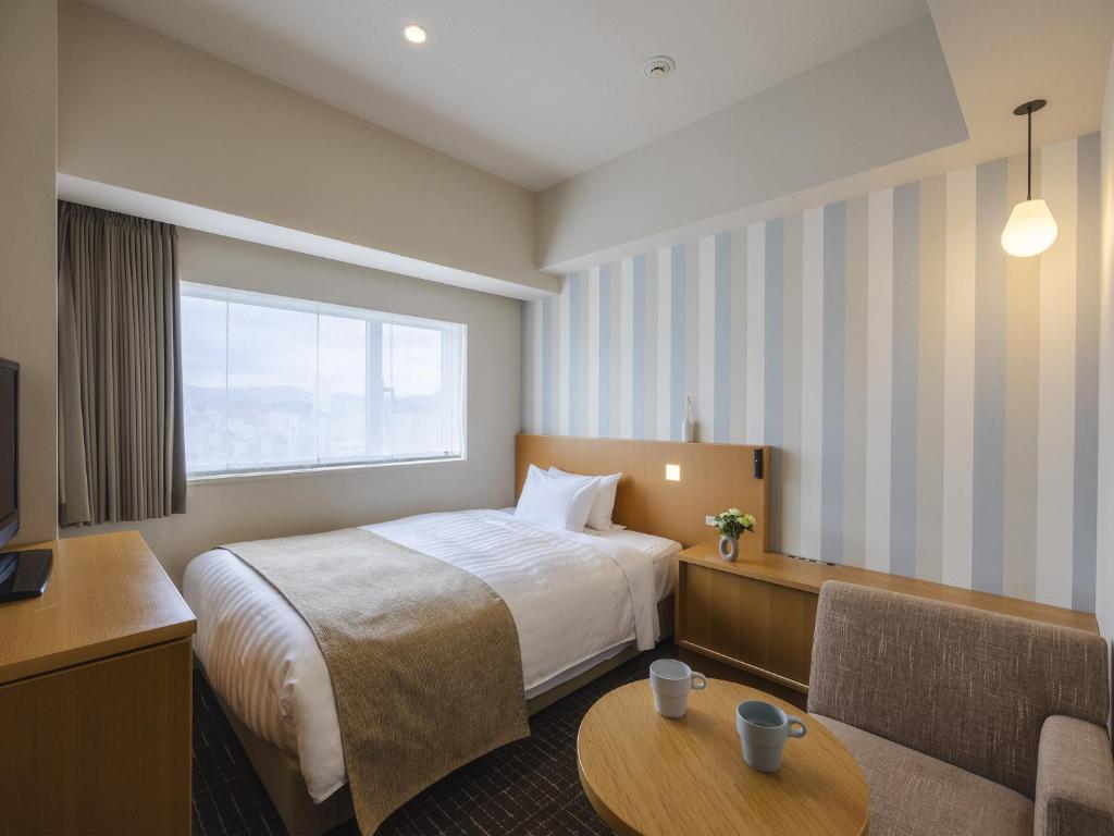 Postel nebo postele na pokoji v ubytování Hiroshima Washington Hotel