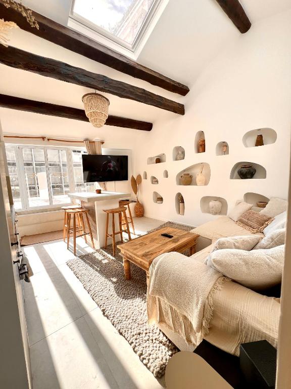 un salon avec un canapé et une table dans l'établissement Séjour marseillais - Penthouse vieux port climatisé, à Marseille