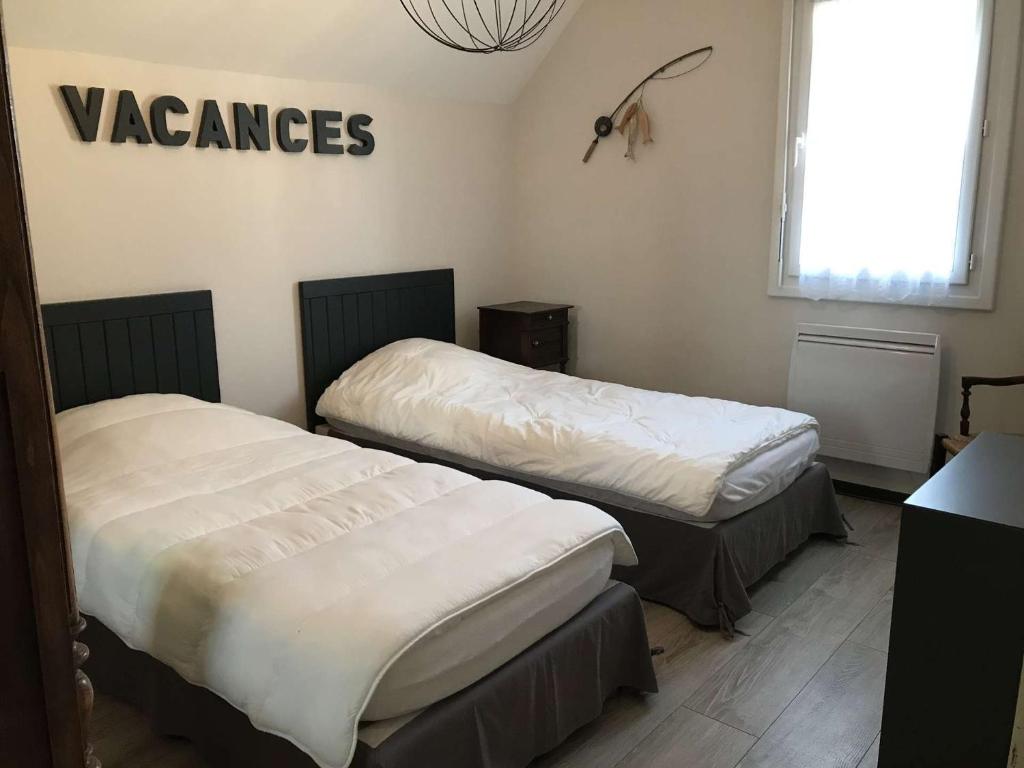 Posteľ alebo postele v izbe v ubytovaní Maison avec jardin, à 600m de la mer à TREGASTEL Réf - 57