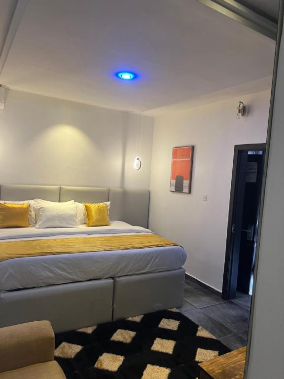 Postel nebo postele na pokoji v ubytování Florence Hotel and suites