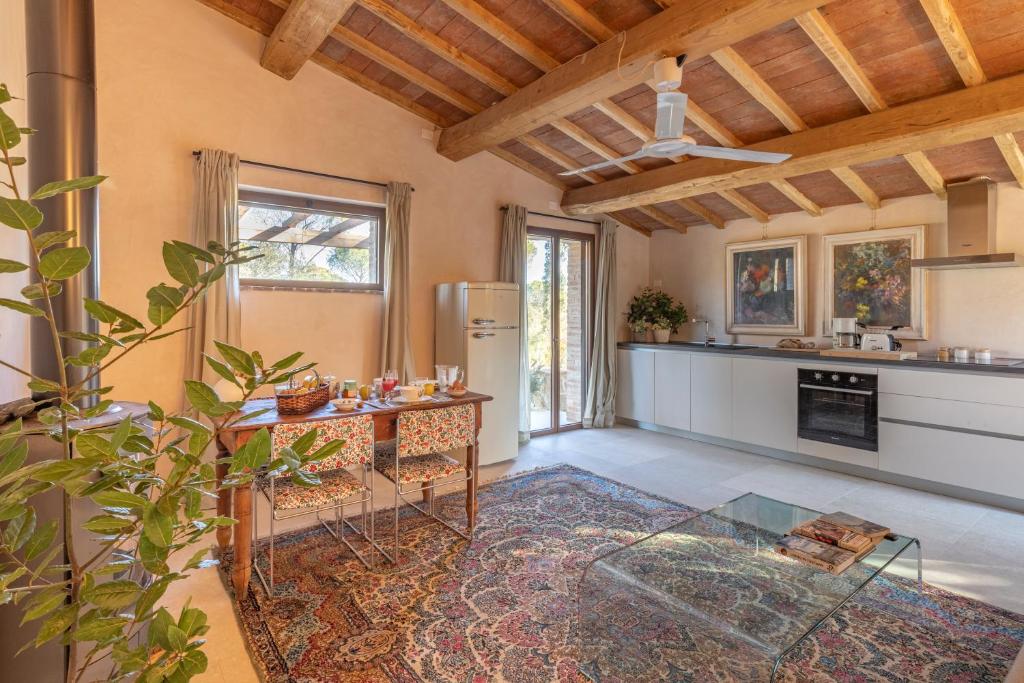 cocina grande con mesa y nevera en Donna Tosca Country Holiday Home, en Suvereto