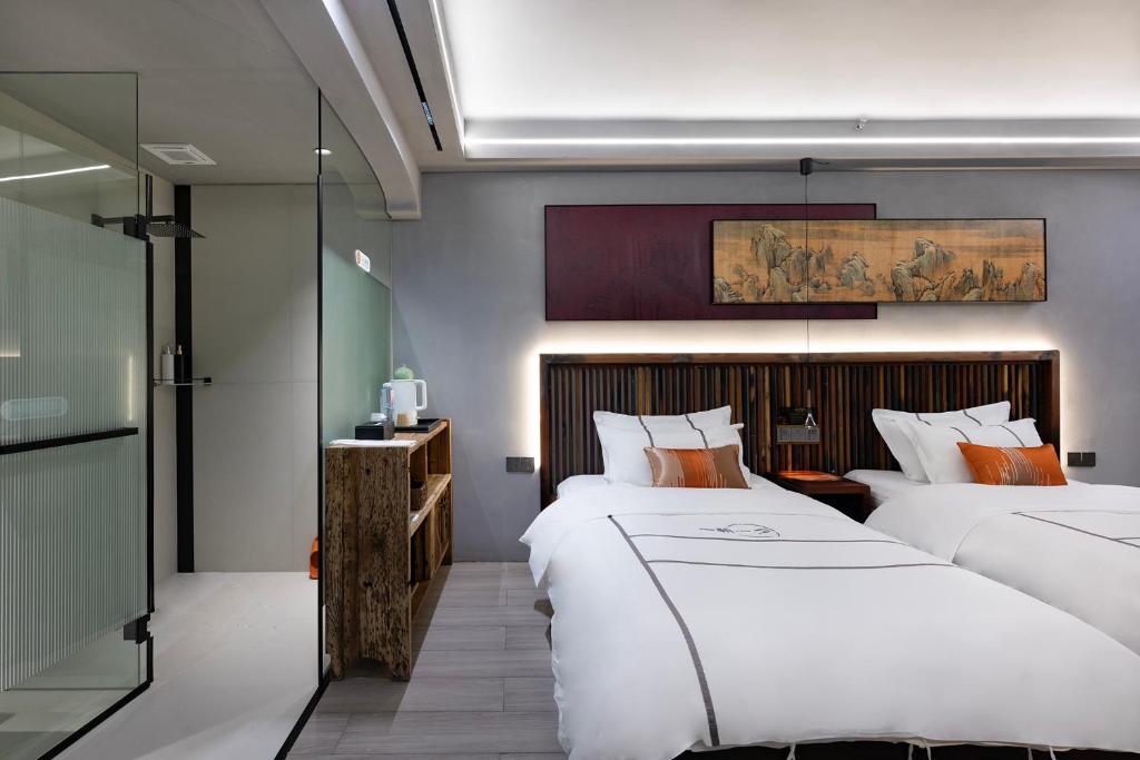 Uma cama ou camas num quarto em Xitang Overnight Garden B&B