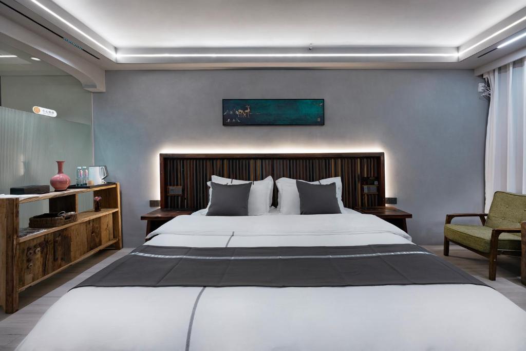 Uma cama ou camas num quarto em Xitang Overnight Garden B&B