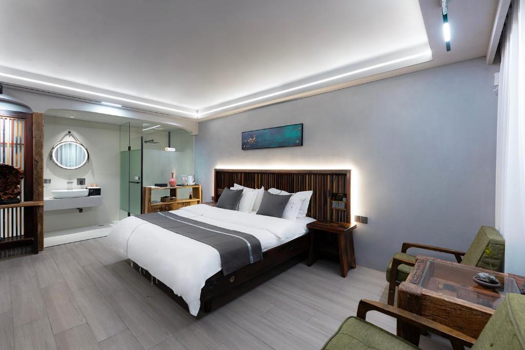 Uma cama ou camas num quarto em Xitang Overnight Garden B&B