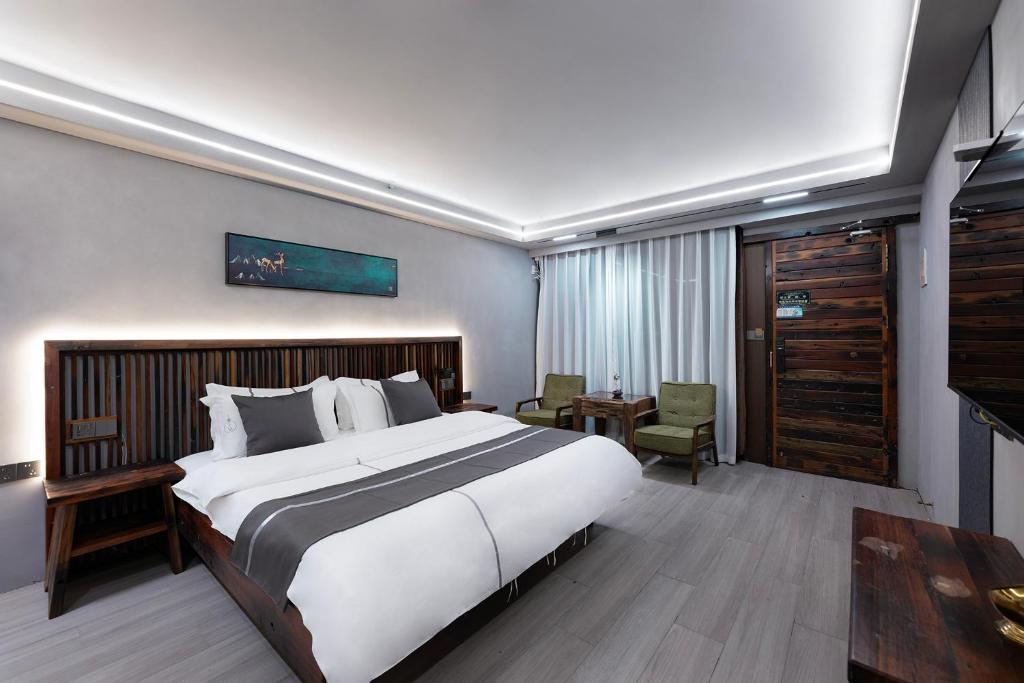 Uma cama ou camas num quarto em Xitang Overnight Garden B&B