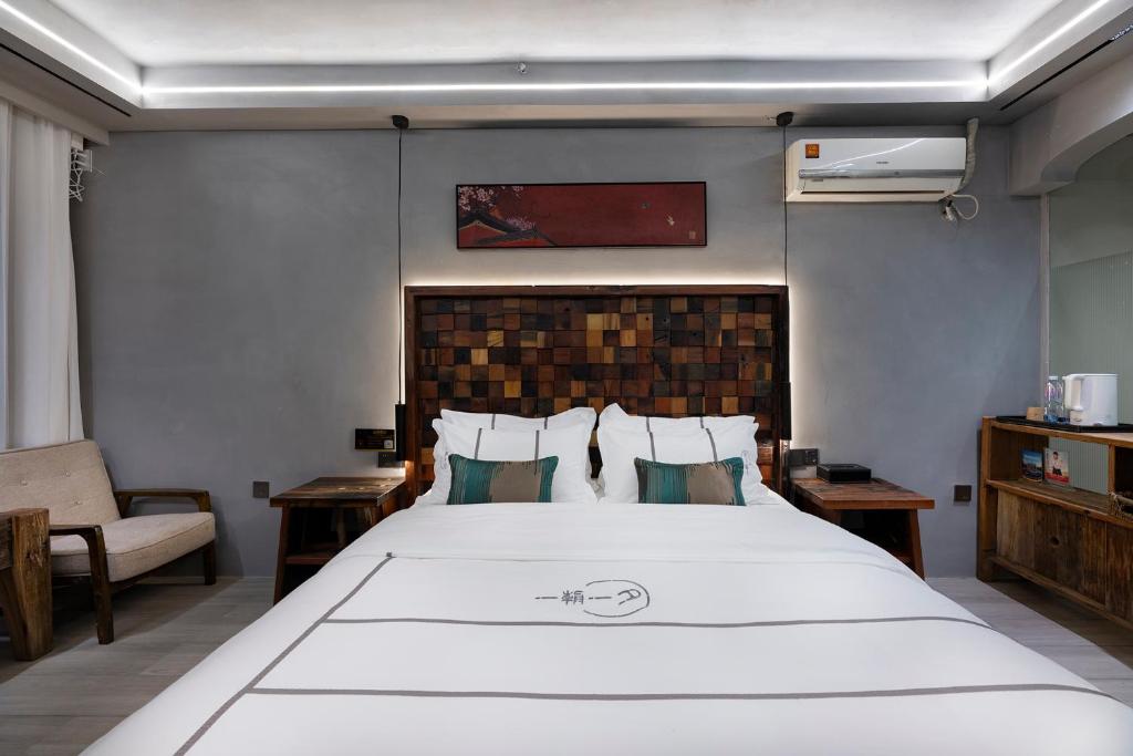 Uma cama ou camas num quarto em Xitang Overnight Garden B&B