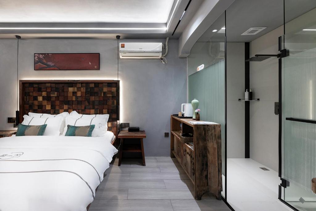 Uma cama ou camas num quarto em Xitang Overnight Garden B&B