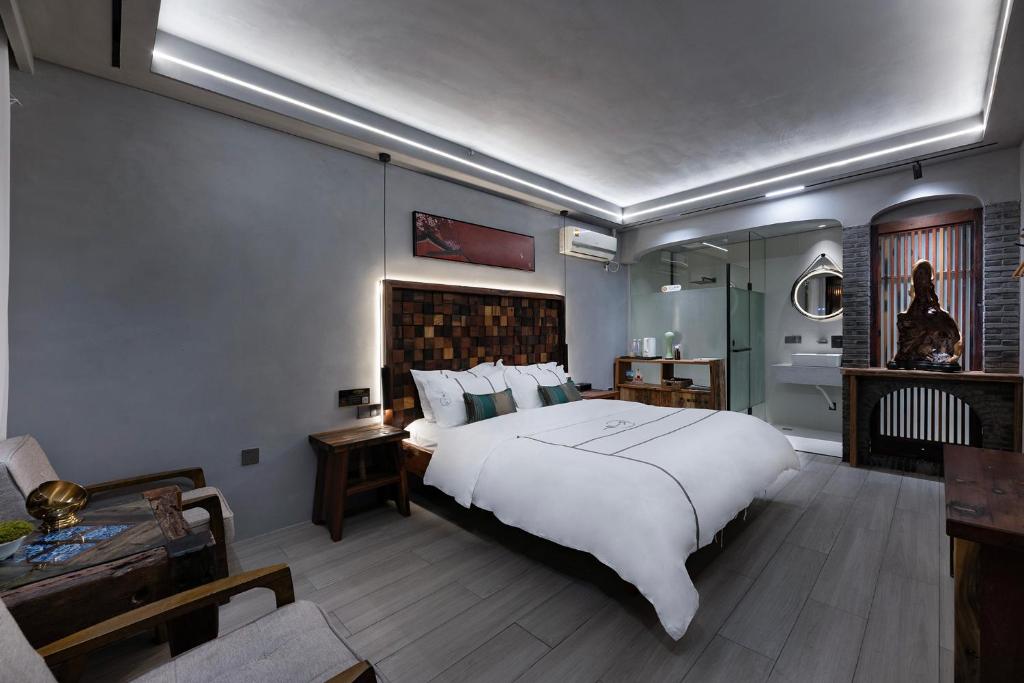 Uma cama ou camas num quarto em Xitang Overnight Garden B&B
