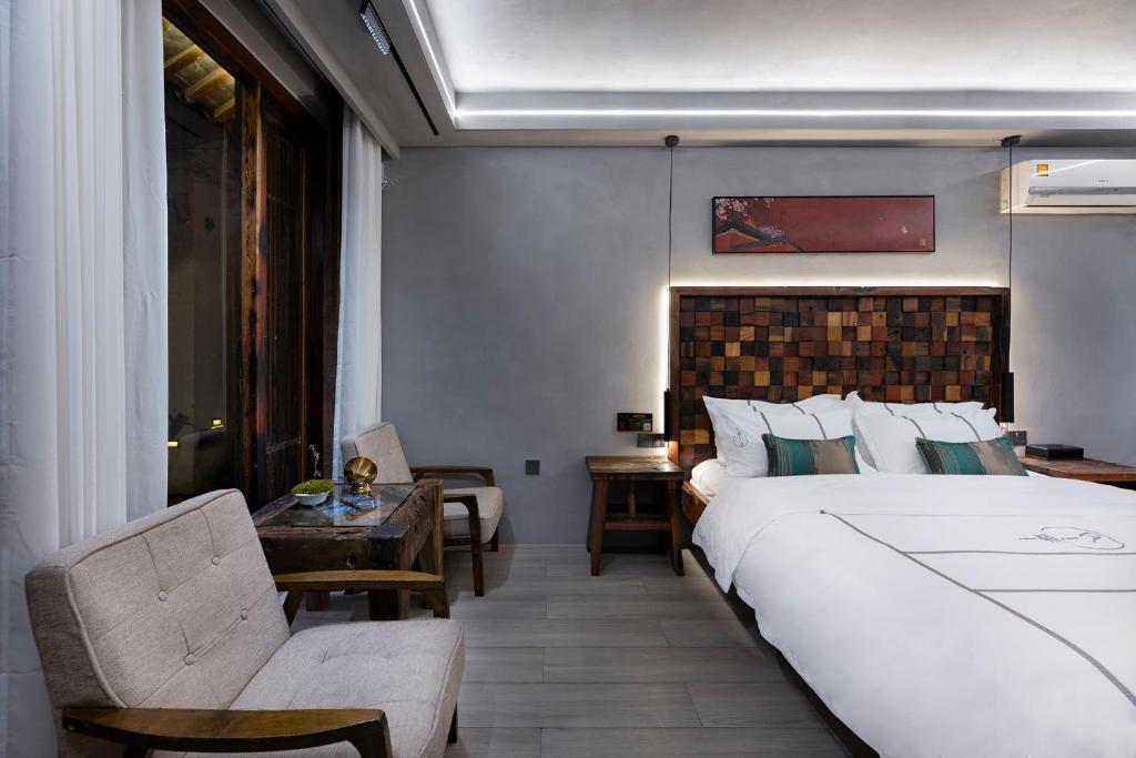 Uma cama ou camas num quarto em Xitang Overnight Garden B&B