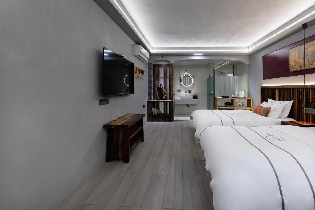 Uma cama ou camas num quarto em Xitang Overnight Garden B&B