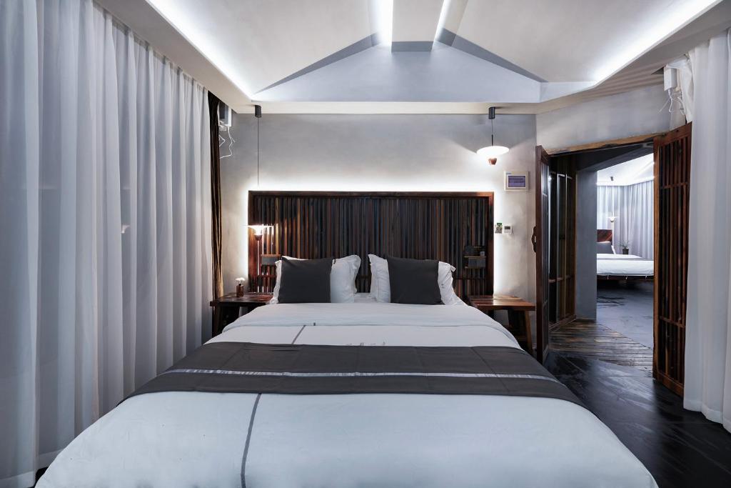 um quarto com uma cama grande num quarto em Xitang Overnight Garden B&B em Jiaxing