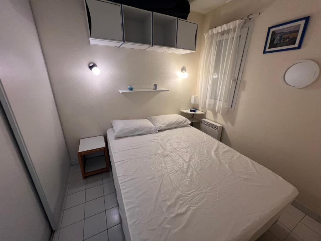 Posteľ alebo postele v izbe v ubytovaní SOPRALAND Joli T2 avec cabine piscine proche plage Richelieu Cap d Agde