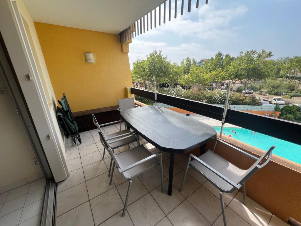 Bazén v ubytovaní SOPRALAND Joli T2 avec cabine piscine proche plage Richelieu Cap d Agde alebo v jeho blízkosti