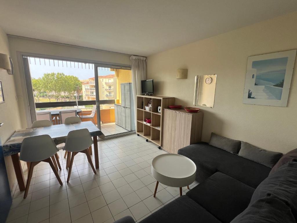 Televízia a/alebo spoločenská miestnosť v ubytovaní SOPRALAND Joli T2 avec cabine piscine proche plage Richelieu Cap d Agde