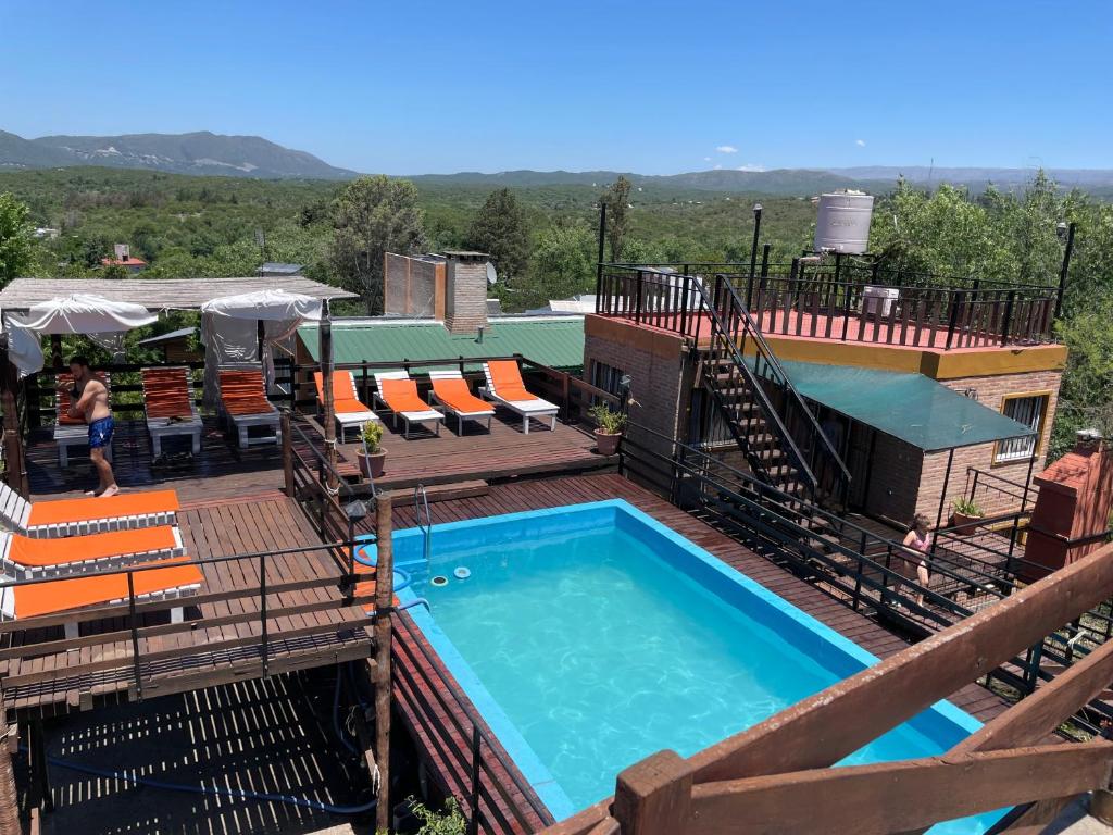 サン・アントニオ・デ・アレドンドにあるAltos del Mayuの椅子とプールのあるデッキのプール